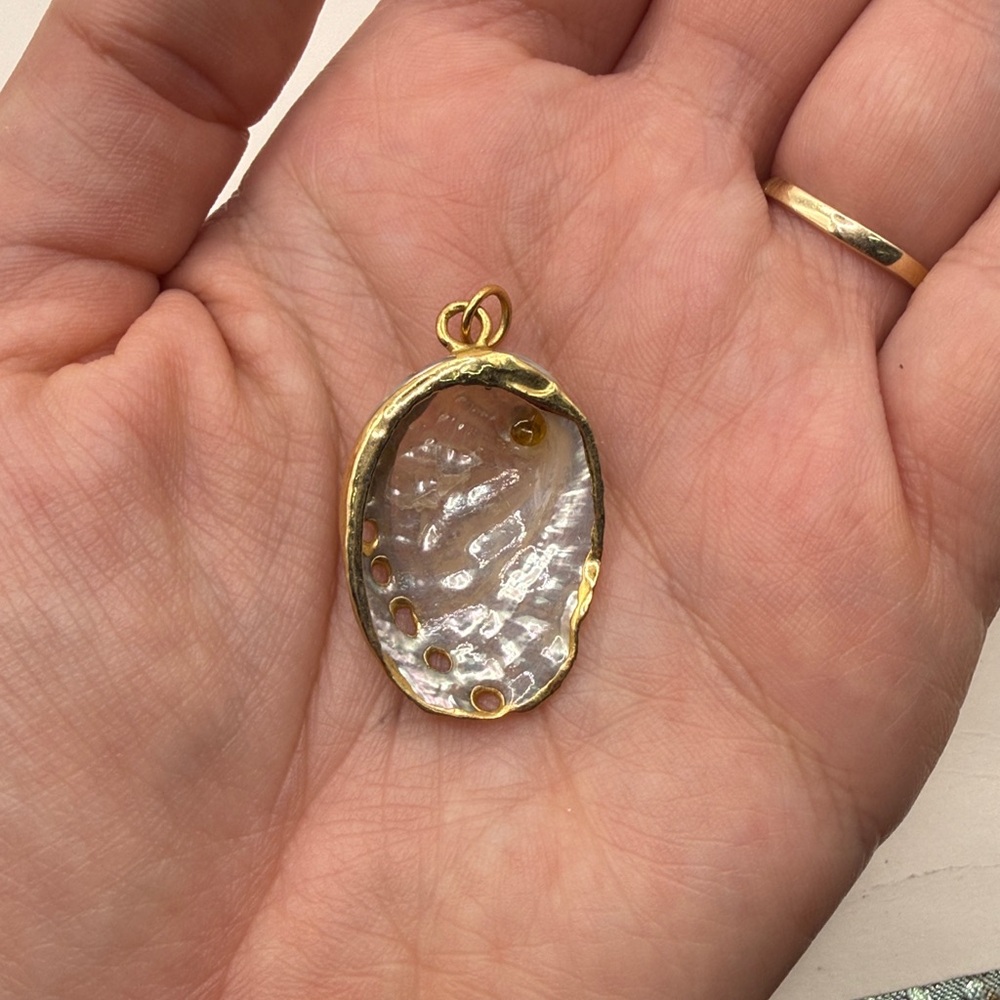 Vintage Gold Tone White Iridescent Seashell Shell Pendant Jewelry Beach - Picture 4 of 6